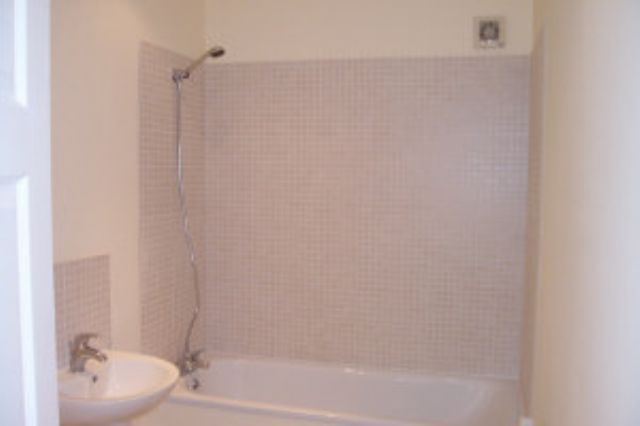  Image of 1 bedroom Ground Flat to rent in West Gardens Colliers Wood London SW17 at West Gardens  Colliers Wood, SW17 9DG