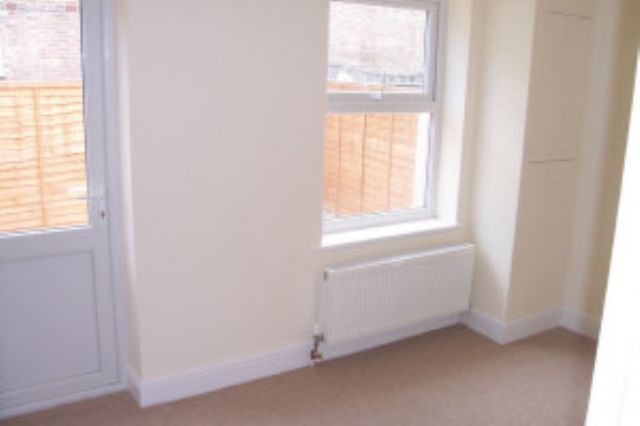  Image of 1 bedroom Ground Flat to rent in West Gardens Colliers Wood London SW17 at West Gardens  Colliers Wood, SW17 9DG