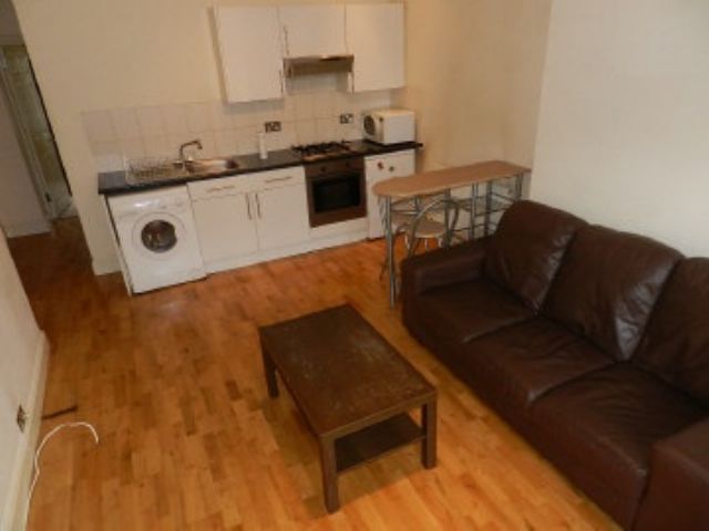  Image of 1 bedroom Ground Flat to rent in West Gardens Colliers Wood London SW17 at West Gardens  Colliers Wood, SW17 9DG