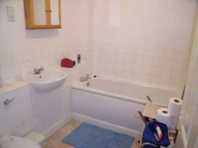  Image of 1 bedroom Flat to rent in Macmillan Way London SW17 at Macmillan Way Furzedown London, SW17 6AU