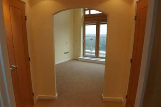  Image of 3 bedroom Flat to rent in Richmond Hill Drive Bournemouth BH2 at Bournemouth, BH2 6LT