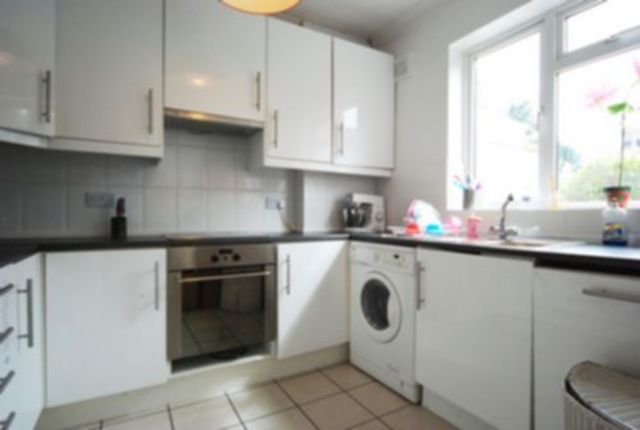  Image of 6 bedroom House Share to rent in Nant Road London NW2 at Golder Green NW2 London, NW2 2AT