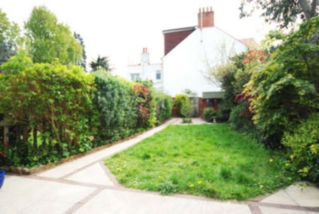  Image of 6 bedroom House Share to rent in Nant Road London NW2 at Golder Green NW2 London, NW2 2AT