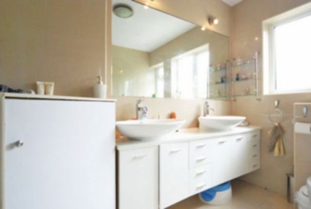  Image of 6 bedroom House Share to rent in Nant Road London NW2 at Golder Green NW2 London, NW2 2AT