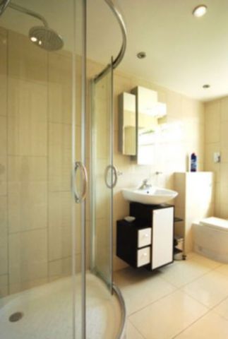  Image of 6 bedroom House Share to rent in Nant Road London NW2 at Golder Green NW2 London, NW2 2AT