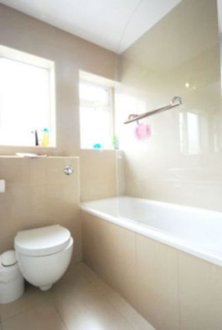  Image of 6 bedroom House Share to rent in Nant Road London NW2 at Golder Green NW2 London, NW2 2AT