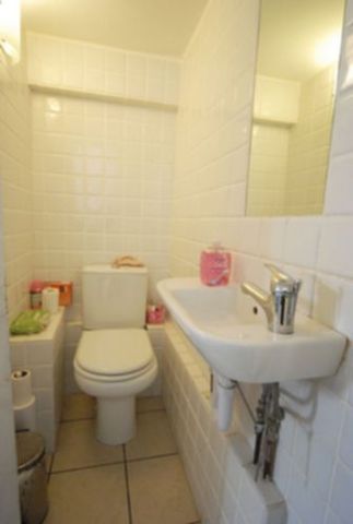  Image of 6 bedroom House Share to rent in Nant Road London NW2 at Golder Green NW2 London, NW2 2AT