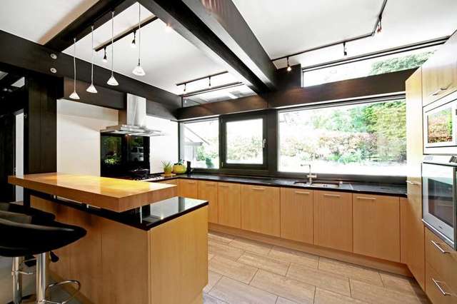  Image of 5 bedroom Detached house for sale in Brockenhurst Road Ascot SL5 at Brockenhurst Road  South Ascot, SL5 9HB