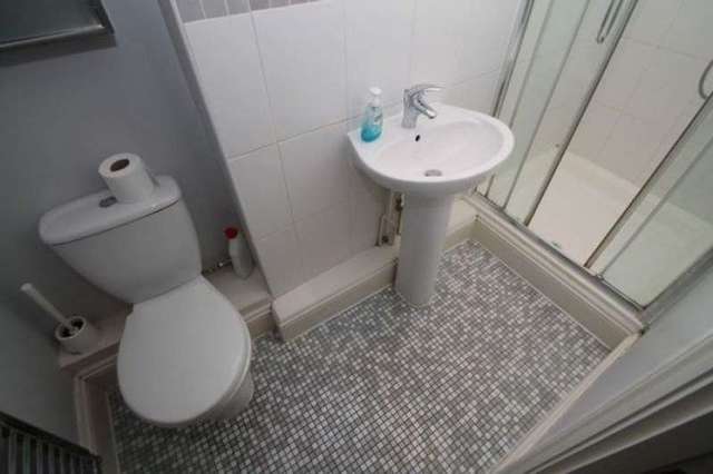  Image of 2 bedroom Apartment to rent in Oakfield Road Clifton Bristol BS8 at 54a Oakfield Road  Clifton, BS8 2BG