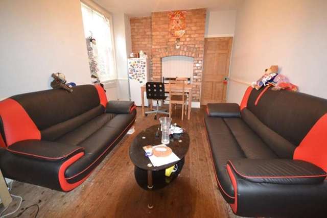  Image of 6 bedroom House Share to rent in Victoria Park Road Leicester LE2 at Victoria Park Road  Leicester, LE2 1XF