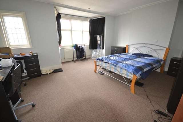  Image of 6 bedroom House Share to rent in Victoria Park Road Leicester LE2 at Victoria Park Road  Leicester, LE2 1XF