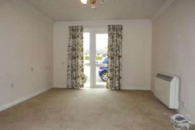  Image of 2 bedroom Flat for sale in Guildford Road Lightwater GU18 at 88 Guildford Road Lightwater Lightwater, GU18 5RY