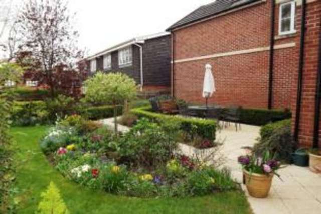  Image of 2 bedroom Flat for sale in Guildford Road Lightwater GU18 at 88 Guildford Road Lightwater Lightwater, GU18 5RY