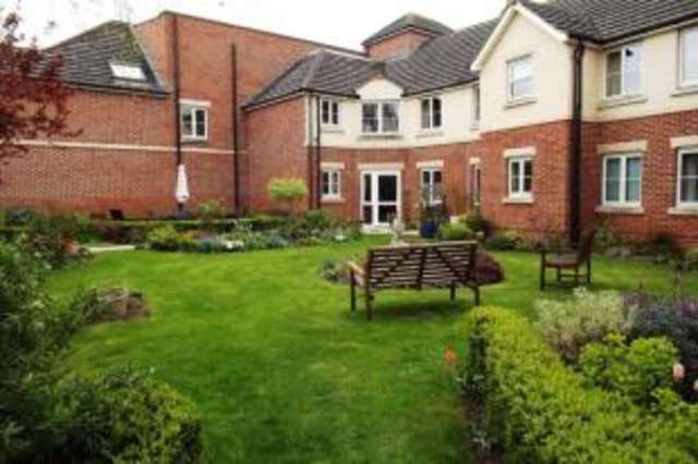  Image of 2 bedroom Flat for sale in Guildford Road Lightwater GU18 at 88 Guildford Road Lightwater Lightwater, GU18 5RY