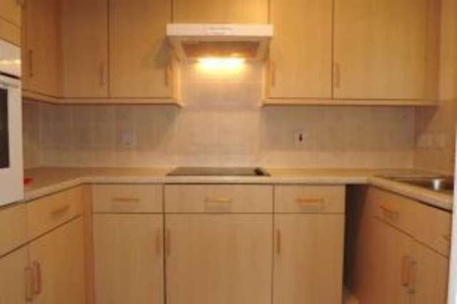  Image of 2 bedroom Flat for sale in Guildford Road Lightwater GU18 at 88 Guildford Road Lightwater Lightwater, GU18 5RY