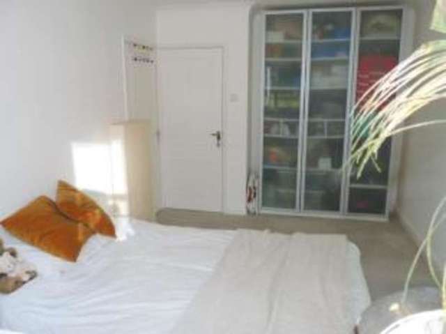  Image of 2 bedroom Flat for sale in Alexandra Park Road London N22 at Alexandra Park Road London Alexandra Park, N22 7BQ