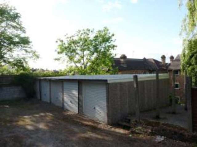 Image of 2 bedroom Flat for sale in Alexandra Park Road London N22 at Alexandra Park Road London Alexandra Park, N22 7BQ