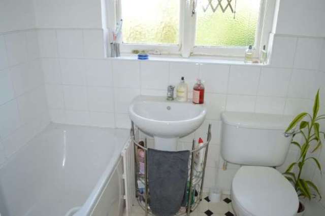  Image of 1 bedroom Flat for sale in Arcade Parade Elm Road Chessington KT9 at Arcade Parade  Chessington, KT9 1AB