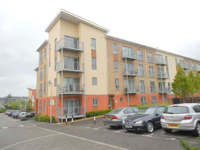  Image of 2 bedroom Flat for sale in Battle Square Reading RG30 at Ashdown House  Reading, RG30 1AX