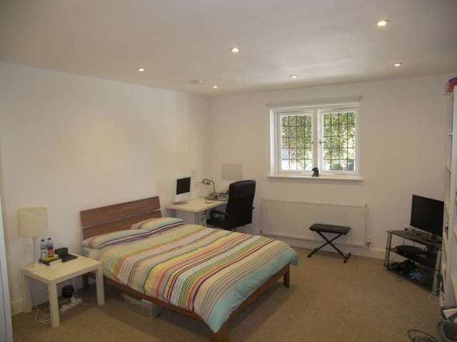  Image of 5 bedroom Detached house to rent in Ashley Road Thames Ditton KT7 at Ashley Road  Thames Ditton, KT7 0NJ