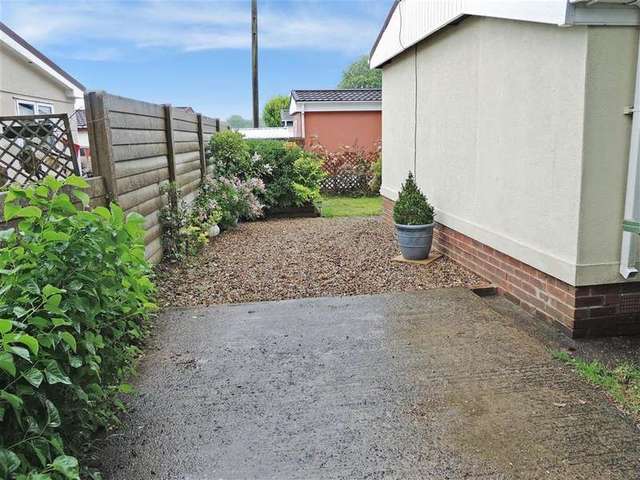  Image of 2 bedroom Detached house for sale in Orchard Mobile Home Park Ashurst Drive Tadworth KT20 at Box Hill Tadworth Tadworth, KT20 7LP