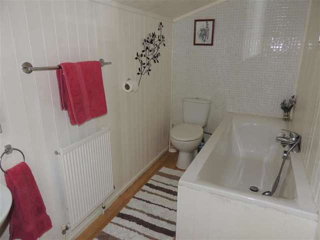  Image of 2 bedroom Detached house for sale in Orchard Mobile Home Park Ashurst Drive Tadworth KT20 at Box Hill Tadworth Tadworth, KT20 7LP