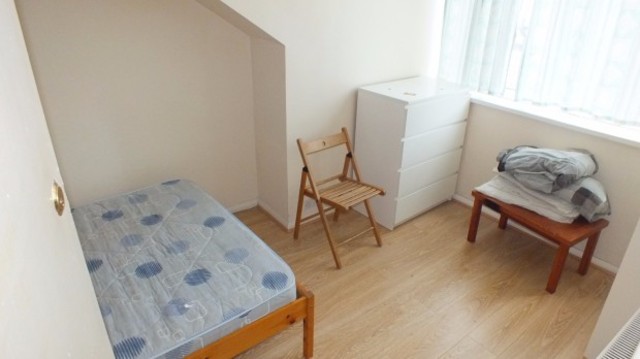  Image of 2 bedroom Terraced house to rent in Autumn Street Hyde Park Leeds LS6 at Autumn Street  Leeds, LS6 1RH