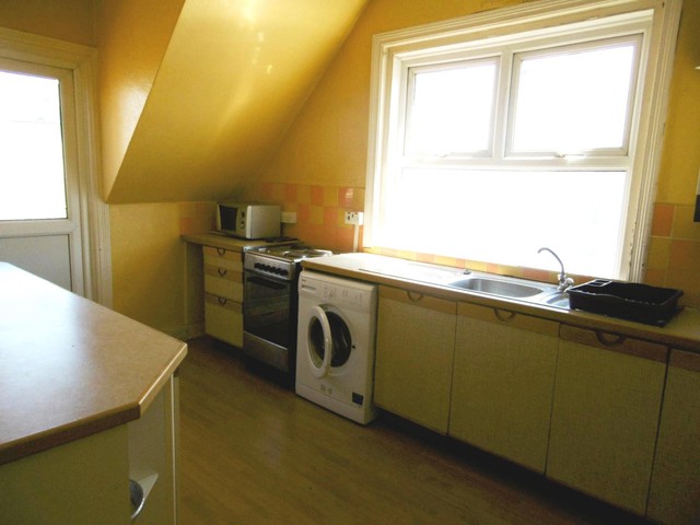 Image of 3 bedroom Flat to rent in Elms Avenue Eastbourne BN21 at Elms Avenue  Eastbourne, BN21 3DL