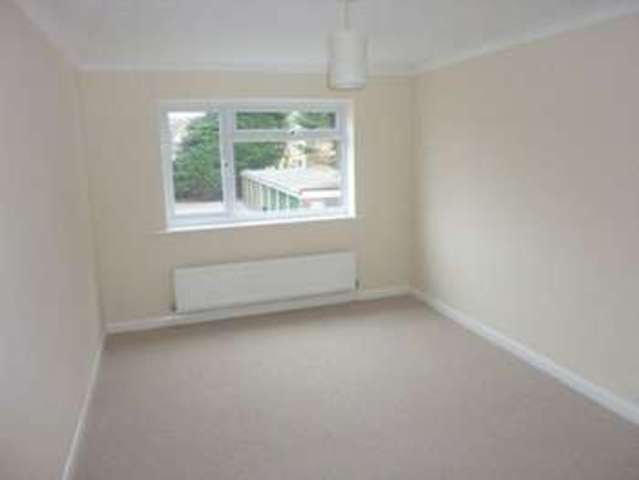  Image of 2 bedroom Flat to rent in Bournemouth Road Parkstone Poole BH14 at Bournemouth Road  Poole, BH14 9HR