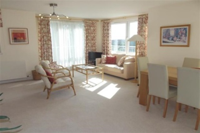  Image of 2 bedroom Flat to rent in Canniesburn Drive Bearsden Glasgow G61 at Bearsden East Dunbartonshire East Dunbartonshire, G61 1RX
