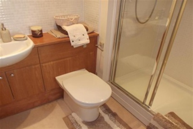  Image of 2 bedroom Flat to rent in Canniesburn Drive Bearsden Glasgow G61 at Bearsden East Dunbartonshire East Dunbartonshire, G61 1RX