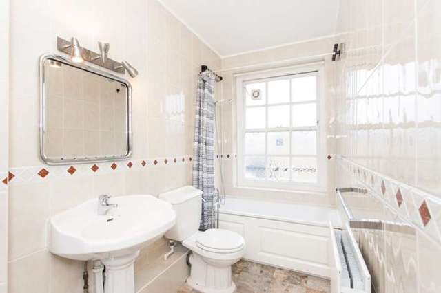  Image of 3 bedroom Flat to rent in Sheen Lane London SW14 at Sheen Lane  East Sheen, SW14 8LY