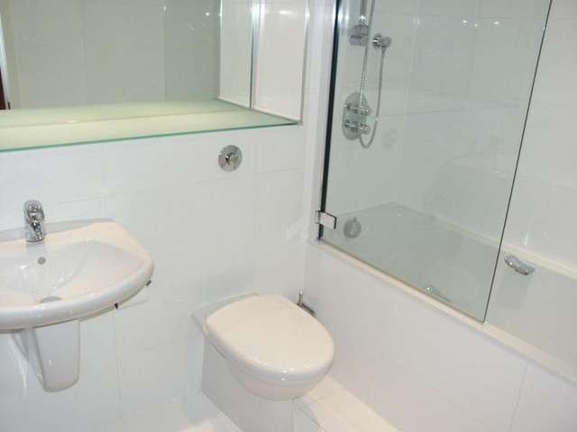  Image of 2 bedroom Flat to rent in Channel Way Ocean Village Southampton SO14 at Southampton Hampshire, SO14 3JB