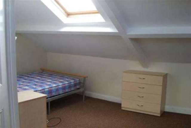  Image of 4 bedroom Detached house to rent in Chillingham Road Heaton Newcastle upon Tyne NE6 at Newcastle upon Tyne, NE6 5BU