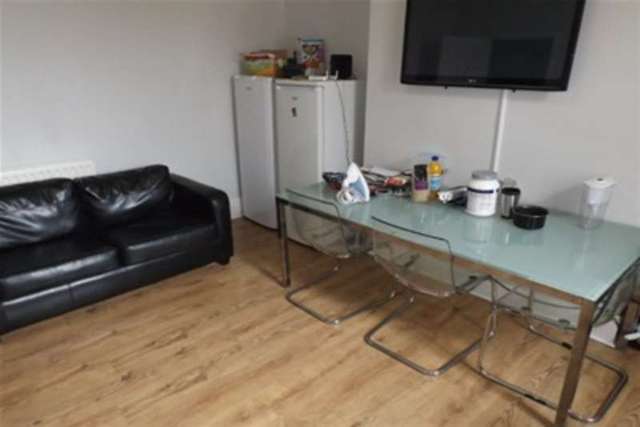  Image of 1 bedroom Studio flat to rent in Chillingham Road Heaton Newcastle upon Tyne NE6 at Newcastle upon Tyne, NE6 5SB