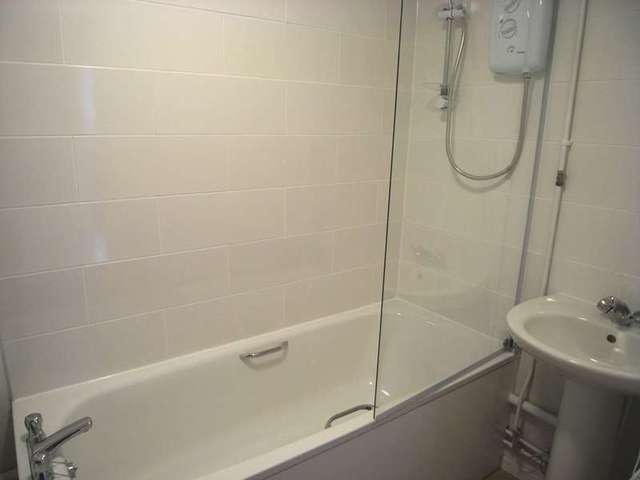  Image of 2 bedroom Flat to rent in Cobden Avenue Southampton SO18 at Cobden Avenue Bitterne Park Southampton, SO18 1DZ