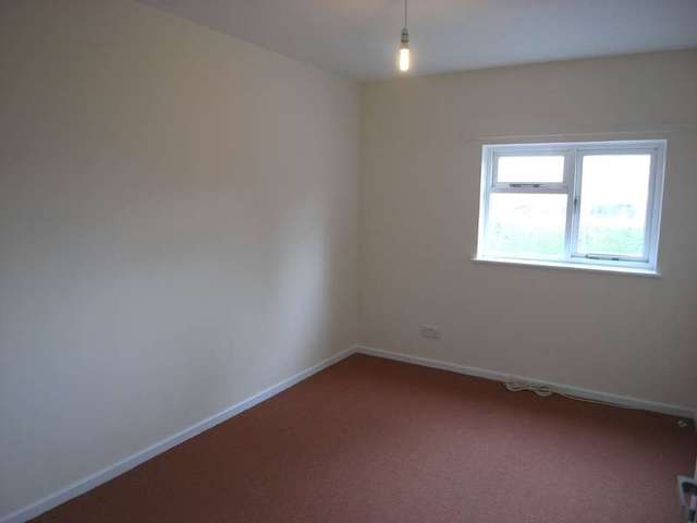  Image of 2 bedroom Flat to rent in Cobden Avenue Southampton SO18 at Cobden Avenue Bitterne Park Southampton, SO18 1DZ