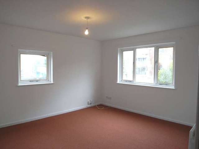  Image of 2 bedroom Flat to rent in Cobden Avenue Southampton SO18 at Cobden Avenue Bitterne Park Southampton, SO18 1DZ