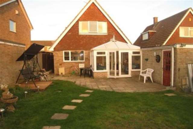  Image of 3 bedroom Detached house to rent in Constable Avenue Clacton-on-Sea CO16 at Clacton-on-Sea, CO16 8XA