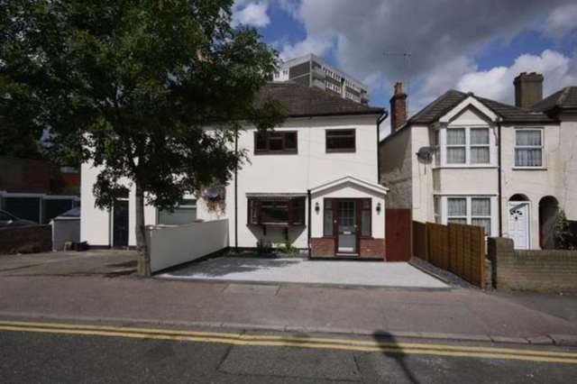  Image of 3 bedroom Semi-Detached house to rent in Crescent Road Warley Brentwood CM14 at Crescent Road  Brentwood, CM14 5JR