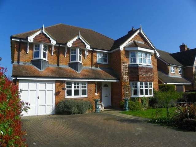  Image of 5 bedroom Detached house to rent in Curlys Way Swallowfield Reading RG7 at Swallowfield  Reading, RG7 1QZ