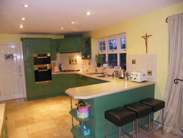  Image of 5 bedroom Detached house to rent in Curlys Way Swallowfield Reading RG7 at Swallowfield  Reading, RG7 1QZ