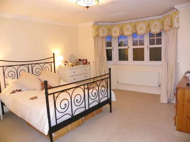  Image of 5 bedroom Detached house to rent in Curlys Way Swallowfield Reading RG7 at Swallowfield  Reading, RG7 1QZ