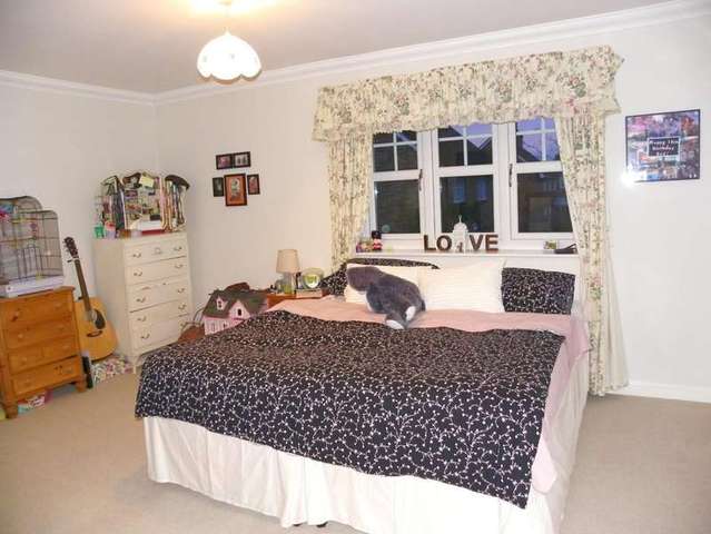  Image of 5 bedroom Detached house to rent in Curlys Way Swallowfield Reading RG7 at Swallowfield  Reading, RG7 1QZ