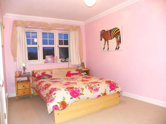  Image of 5 bedroom Detached house to rent in Curlys Way Swallowfield Reading RG7 at Swallowfield  Reading, RG7 1QZ