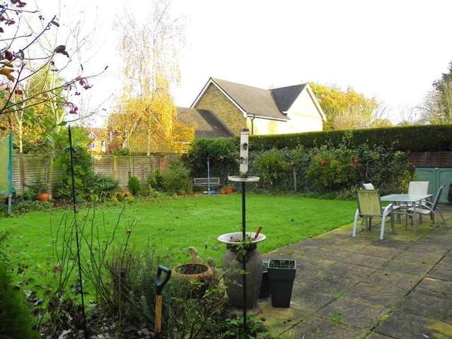  Image of 5 bedroom Detached house to rent in Curlys Way Swallowfield Reading RG7 at Swallowfield  Reading, RG7 1QZ