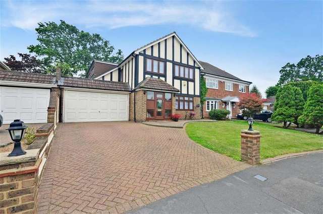  Image of 4 bedroom Detached house for sale in Dalewood Close Hornchurch RM11 at Hornchurch Essex Hornchurch, RM11 3PJ