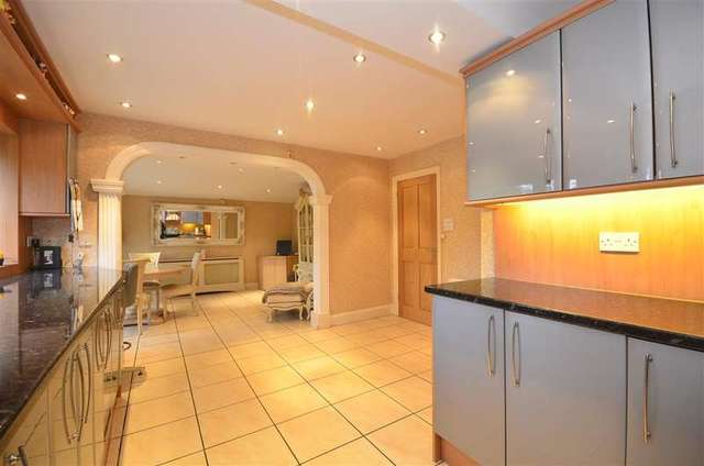  Image of 4 bedroom Detached house for sale in Dalewood Close Hornchurch RM11 at Hornchurch Essex Hornchurch, RM11 3PJ