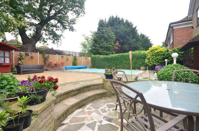  Image of 4 bedroom Detached house for sale in Dalewood Close Hornchurch RM11 at Hornchurch Essex Hornchurch, RM11 3PJ
