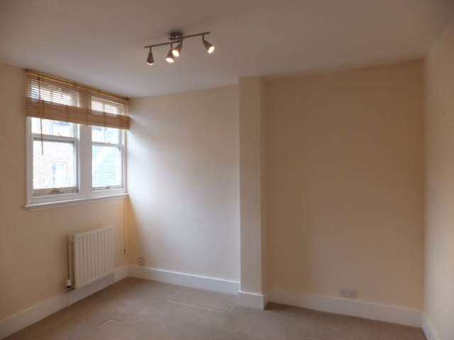  Image of 1 bedroom Flat to rent in Dudley Road Tunbridge Wells TN1 at Tunbridge Wells Kent Royal Tunbridge Wells, TN1 1LF
